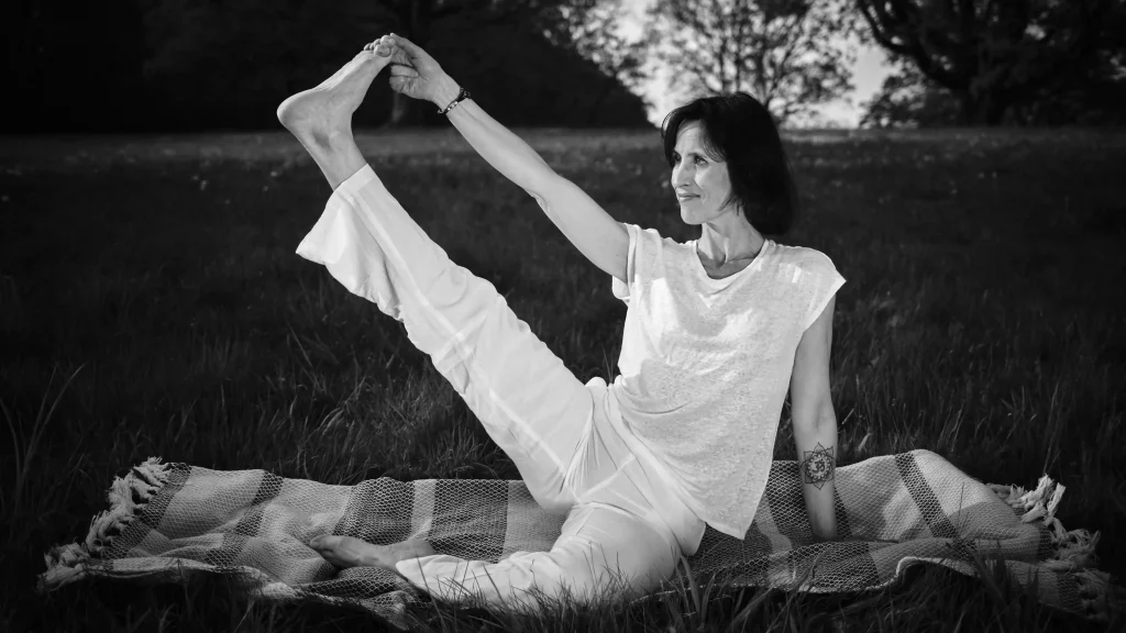 Olivia May laver yoga i naturen